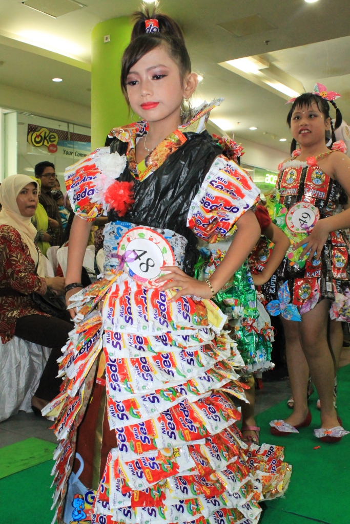 Fashion Show Recycle Herry Fitrian